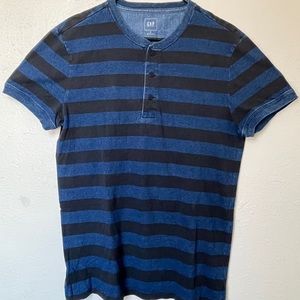 GAP shirt with 3 buttons